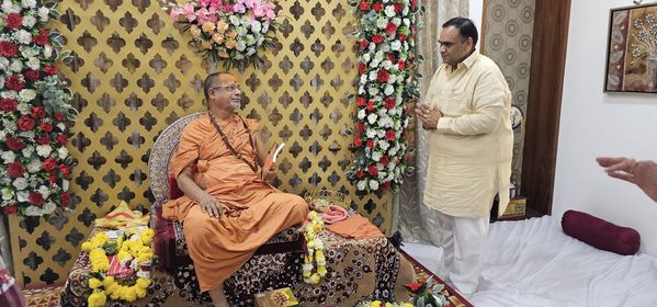 દ્વારકા શારદાપીઠ જગદગુરુ શંકરાચાર્યે શ્રી સદાનંદ સરસ્વતી મહારાજના આશીર્વાદ લીધા.